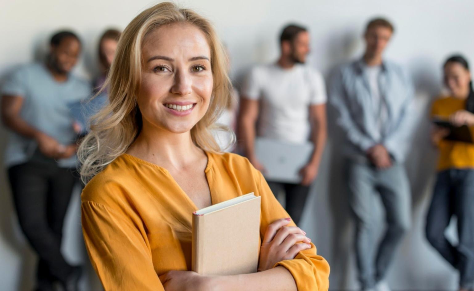 Équipe orathenquira travaillant sur des stratégies financières